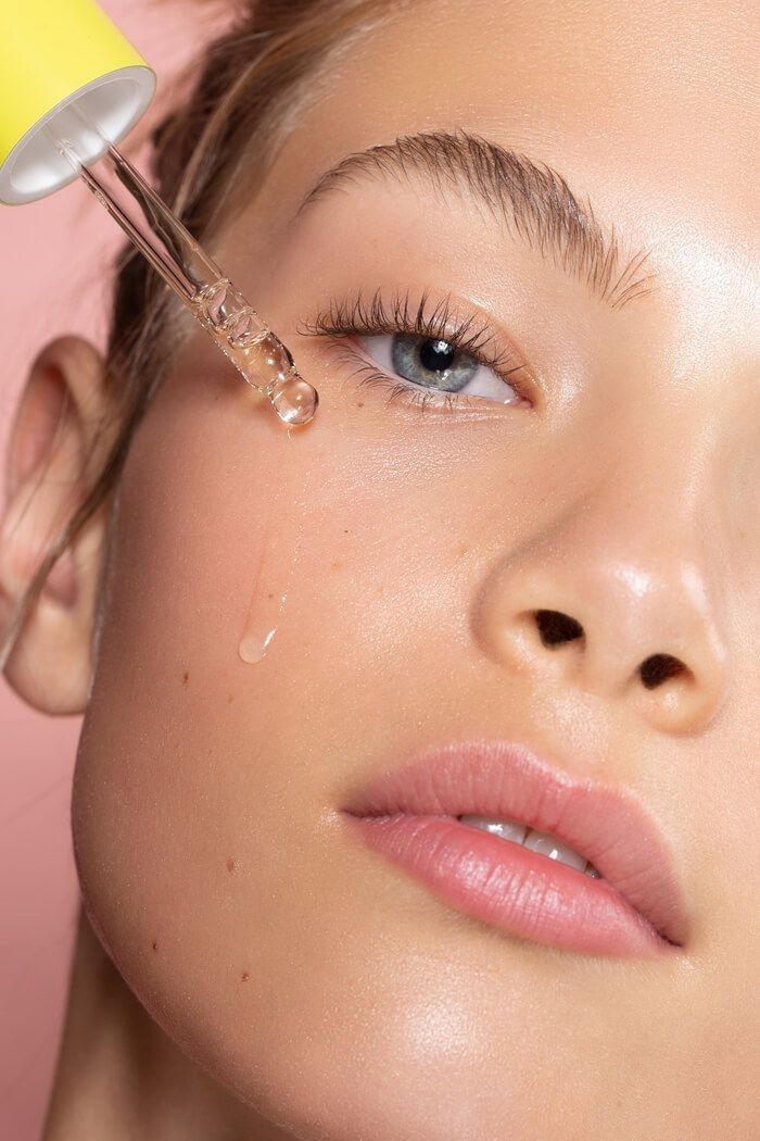 Brightening Serum Serien Beauty – Bí Quyết Chăm Sóc Làn Da Rạng Rỡ Mỗi Ngày Hình ảnh khách hàng sử dụng sản phẩm skincare Serien Beauty. Với công thức dưỡng da hiện đại, Serien Beauty hỗ trợ cấp ẩm, phục hồi và chăm sóc làn da hiệu quả. Đây là lựa chọn phù hợp cho những ai đang tìm kiếm giải pháp skincare an toàn và tiện lợi trong cuộc sống hằng ngày.